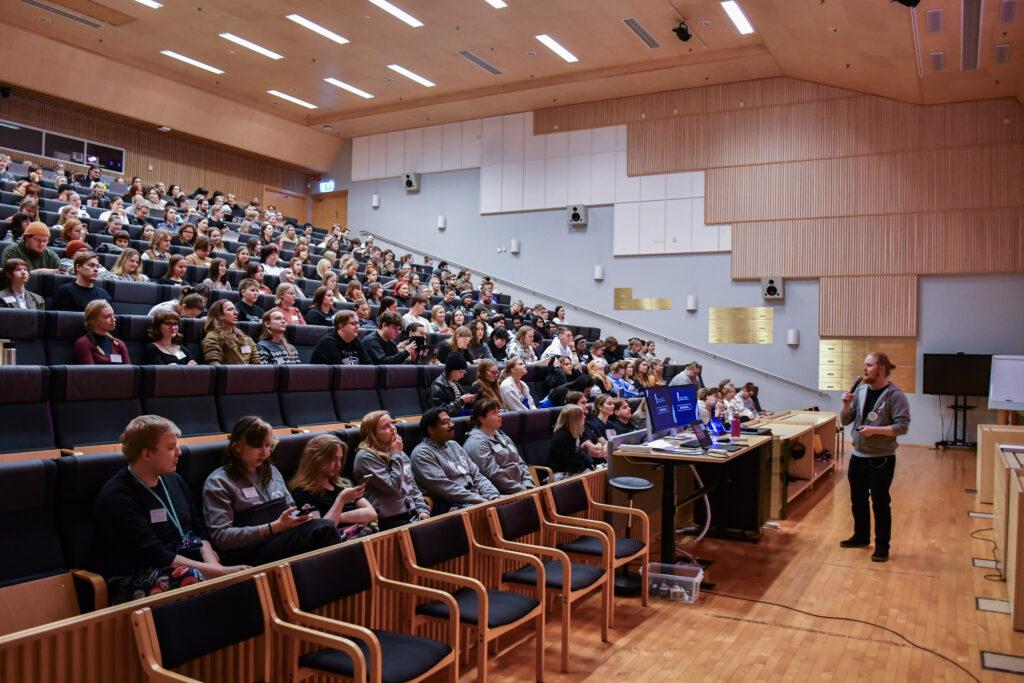 Järjestöseminaari Agoran auditoriossa.