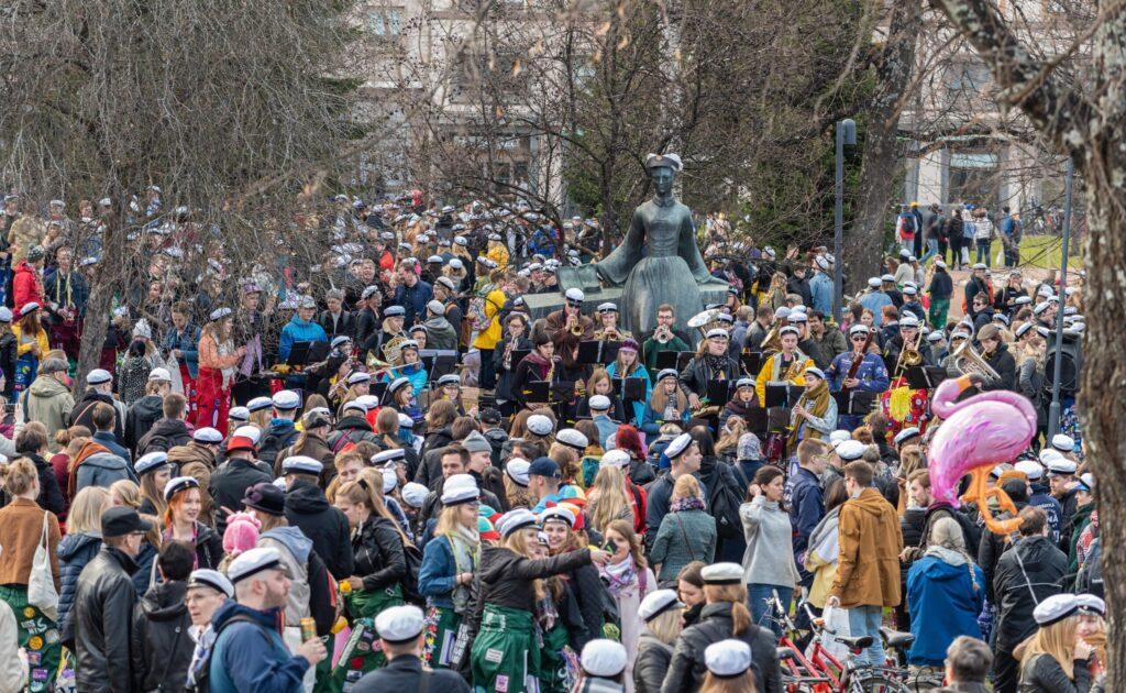 Opiskelijoita viettämässä vappua.