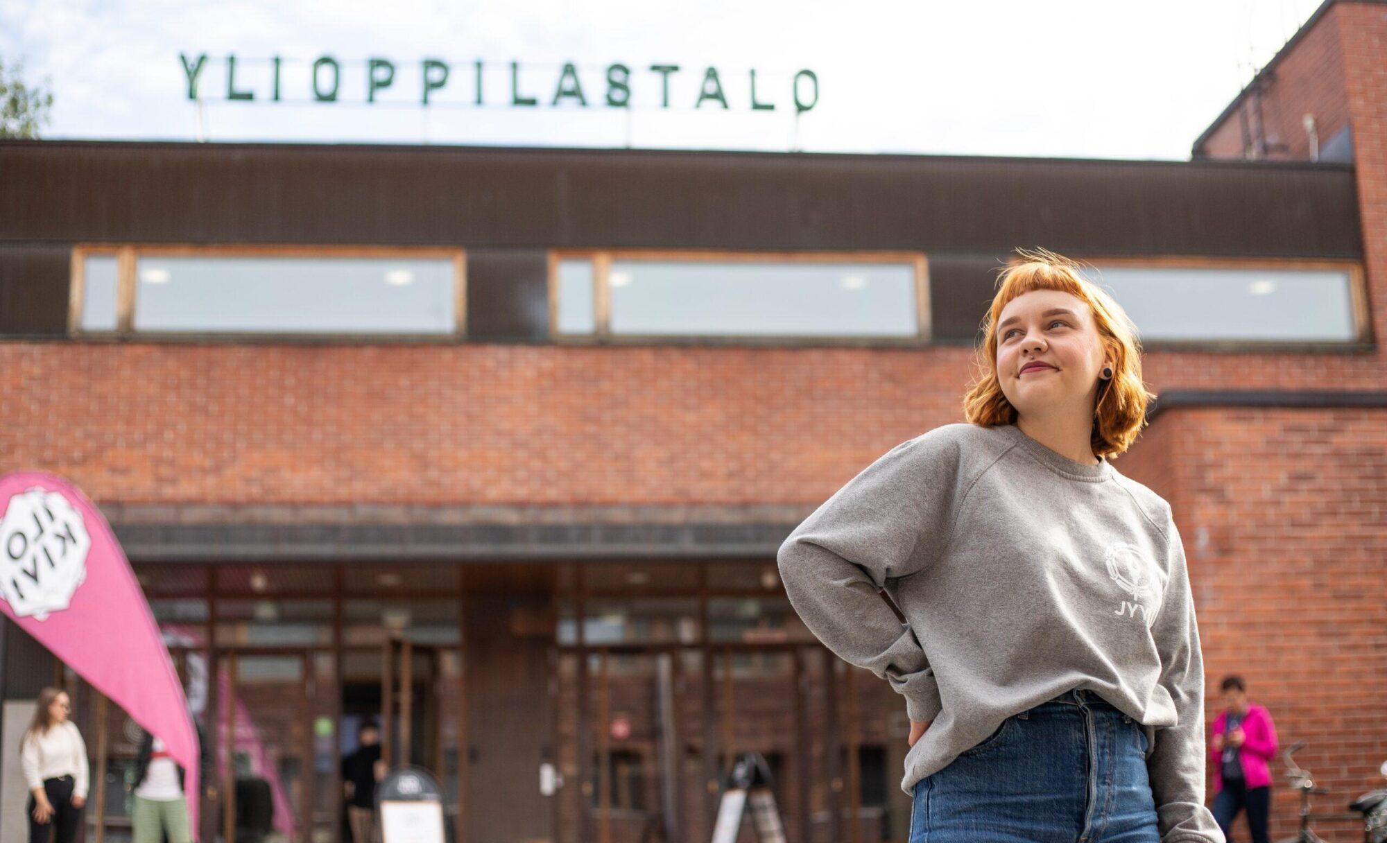 Opiskelija seisoo ylioppilastalon edessä