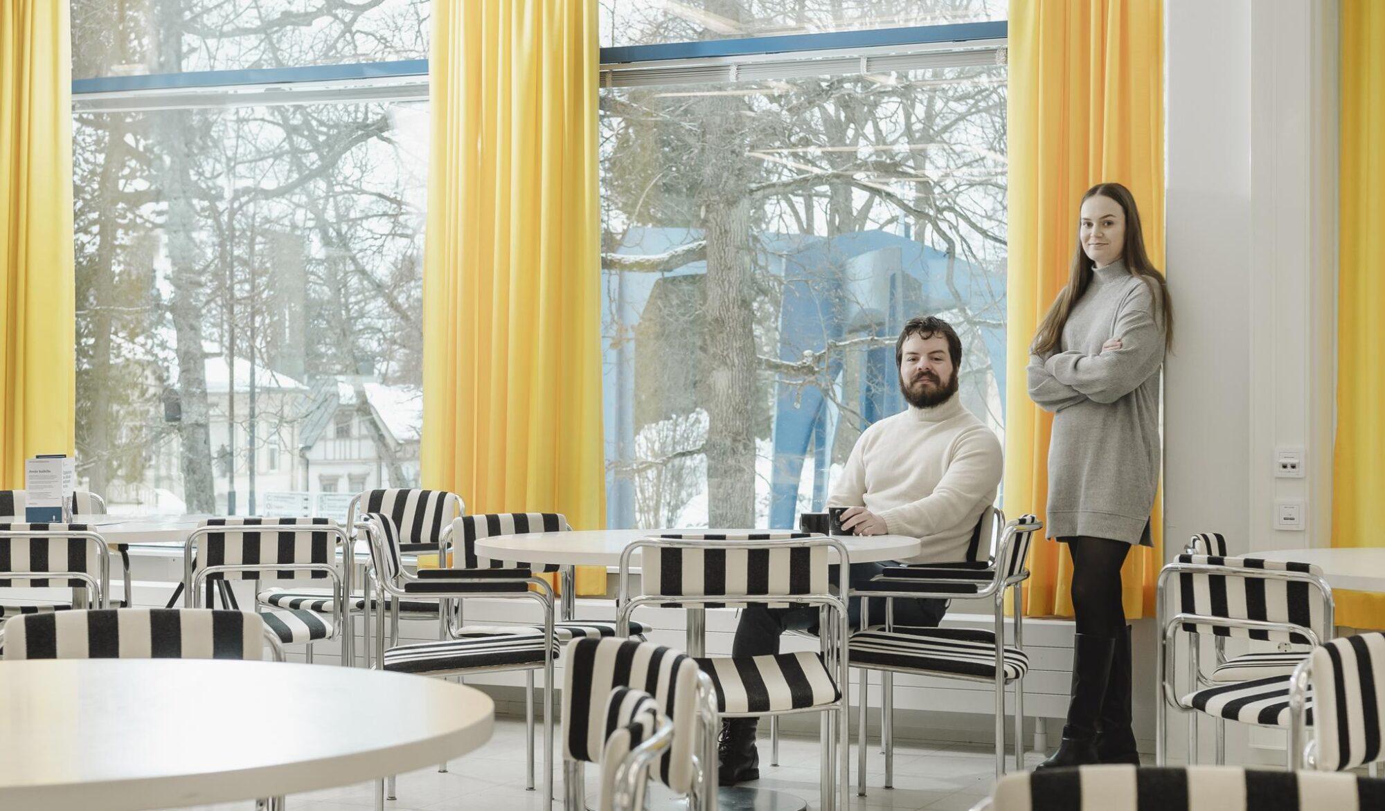 Kaksi opiskelijaa Jyväskylän yliopiston kirjastolla