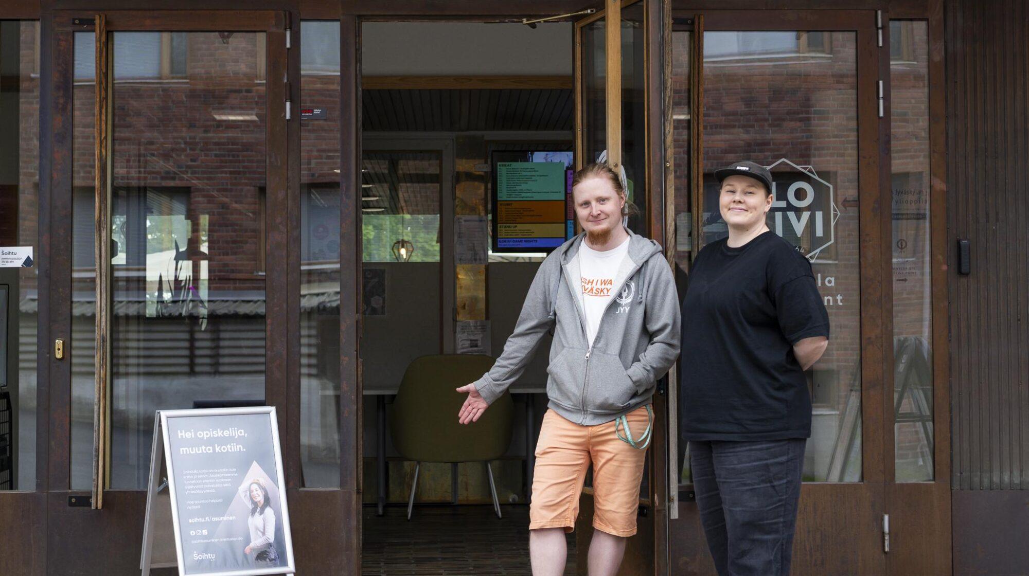 Henkilökunta toivottaa tervetulleeksi Ylioppilastalon ovella.