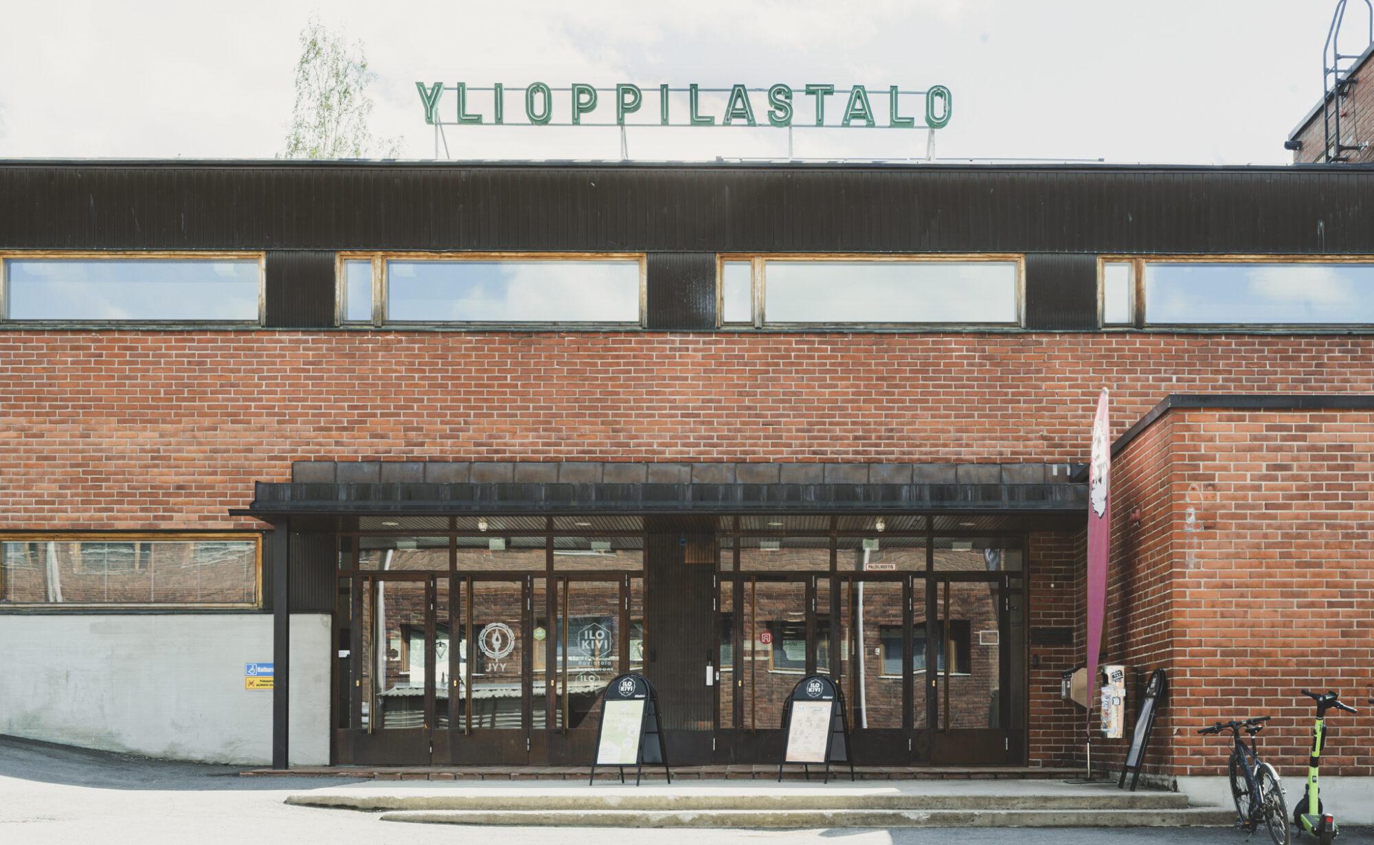 Ylioppilastalon julkisivu