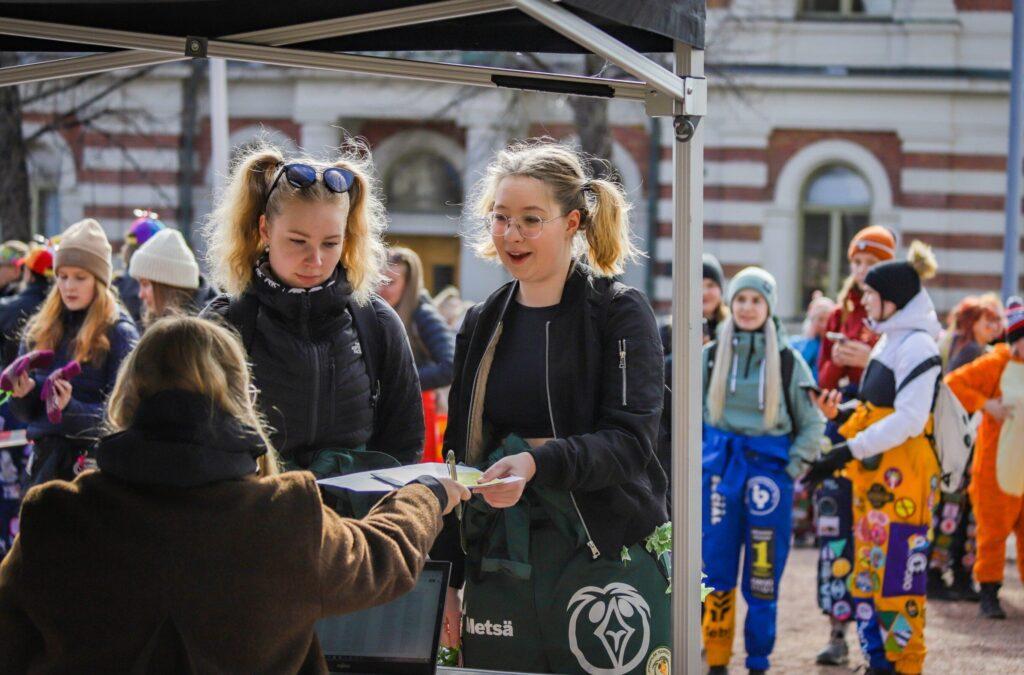 Opiskelijat vapun vietossa