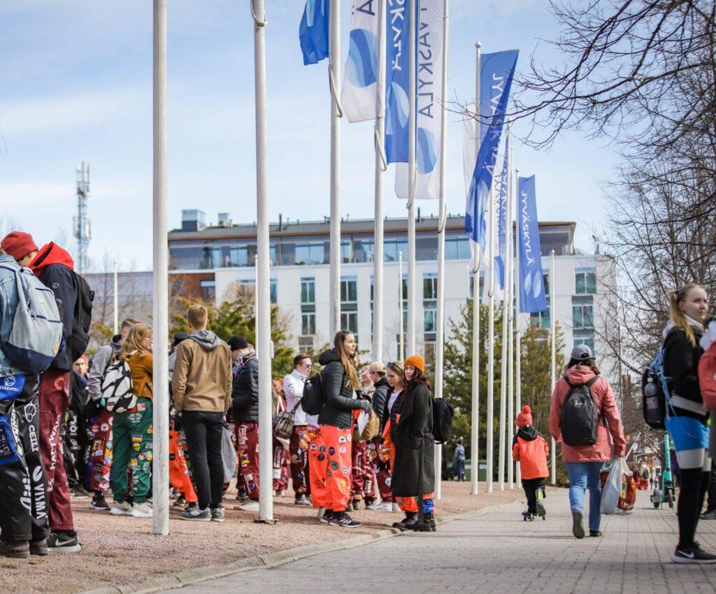 Opiskelijoita kirkkopuistossa
