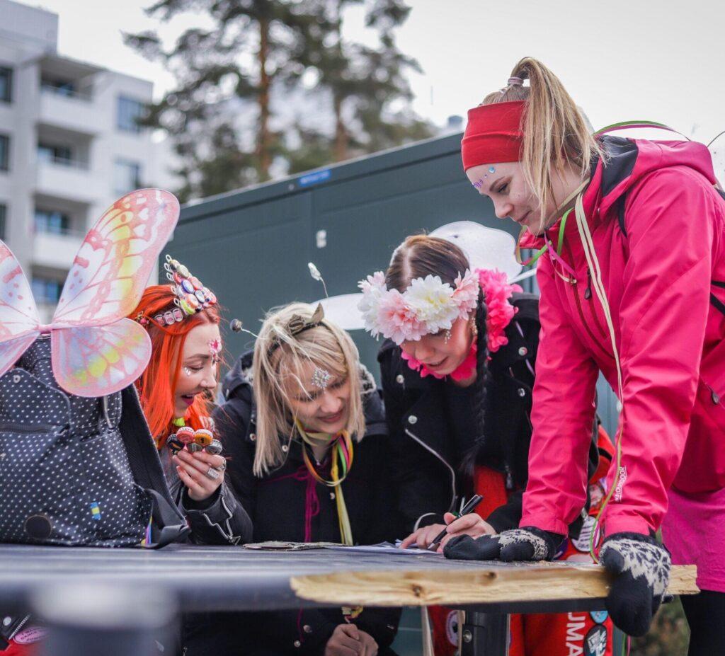 Opiskelijaporukka naamiaisasuissa