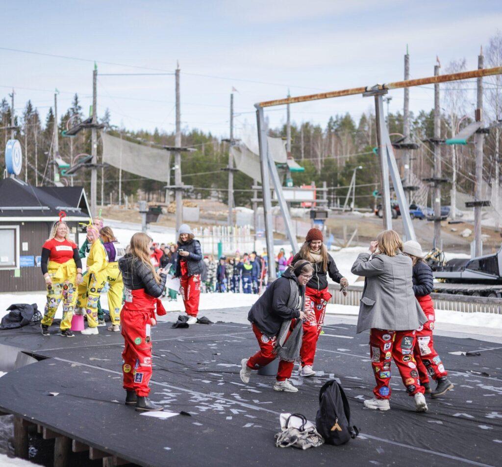 Opiskelijat suorittamassa vappurasteja