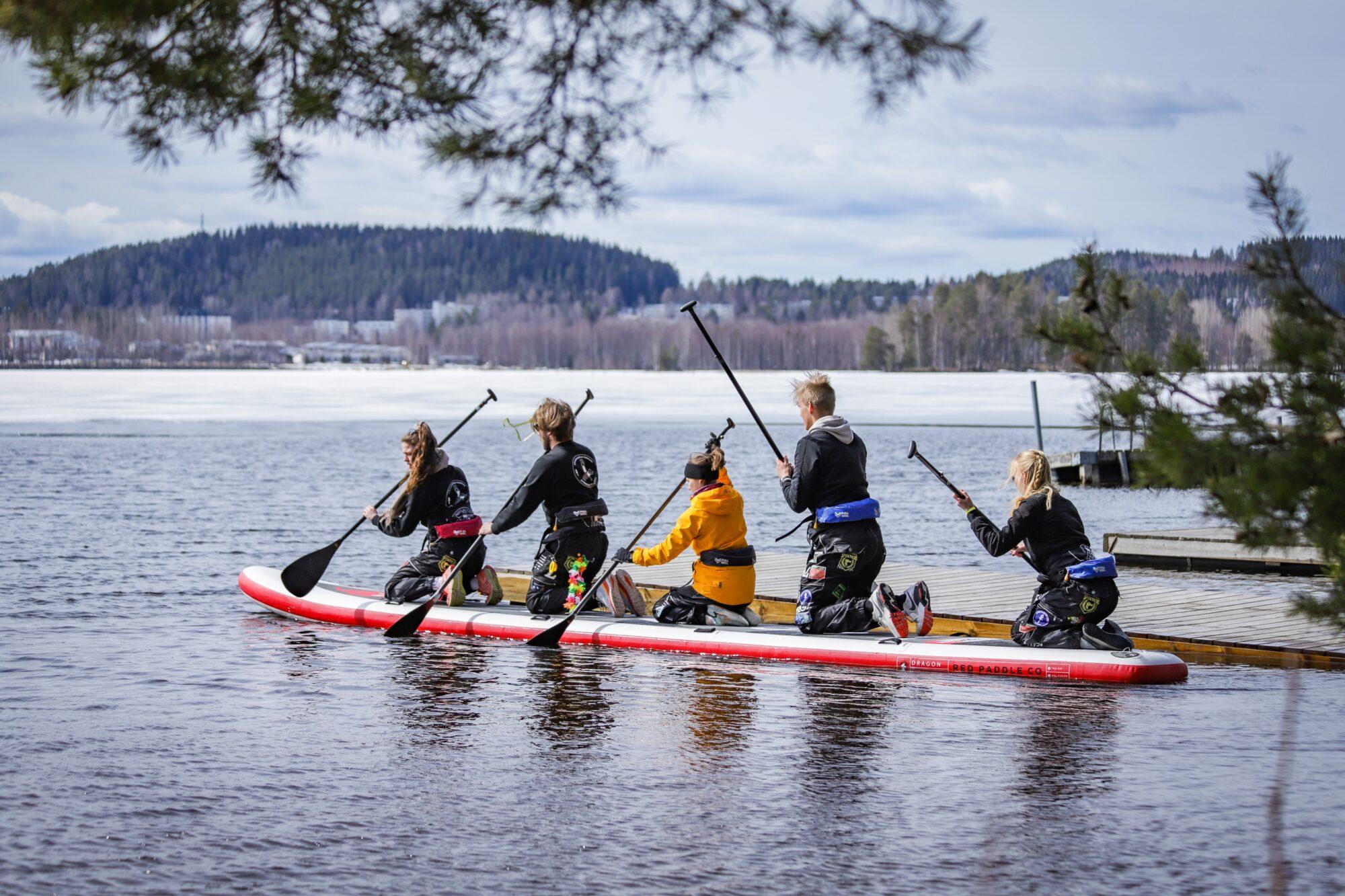 Opiskelijat suppaamassa