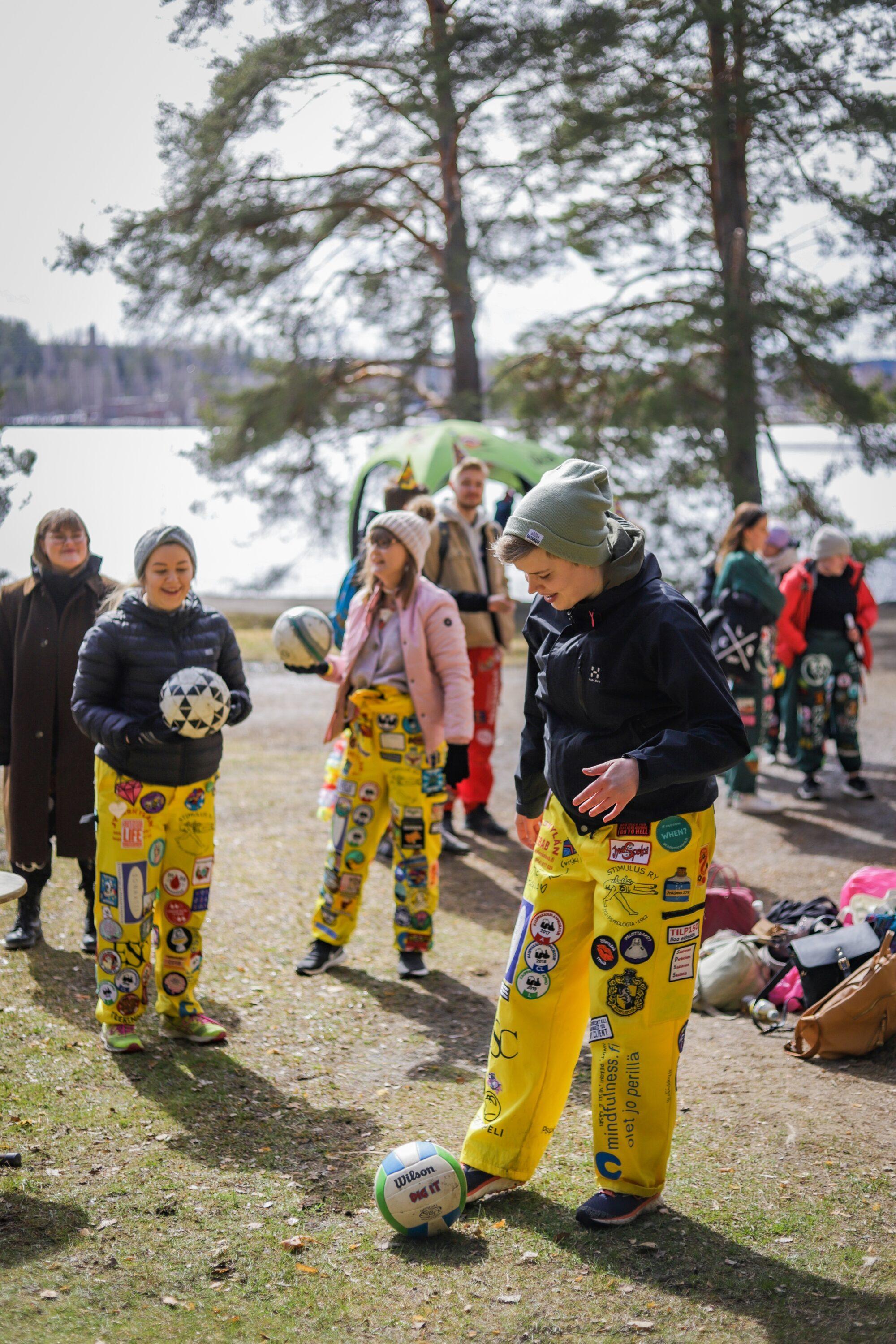 Opiskelijat pelaamassa pallopelejä