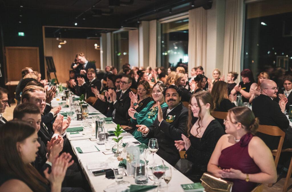 Vuosijuhlavieraita illallisella