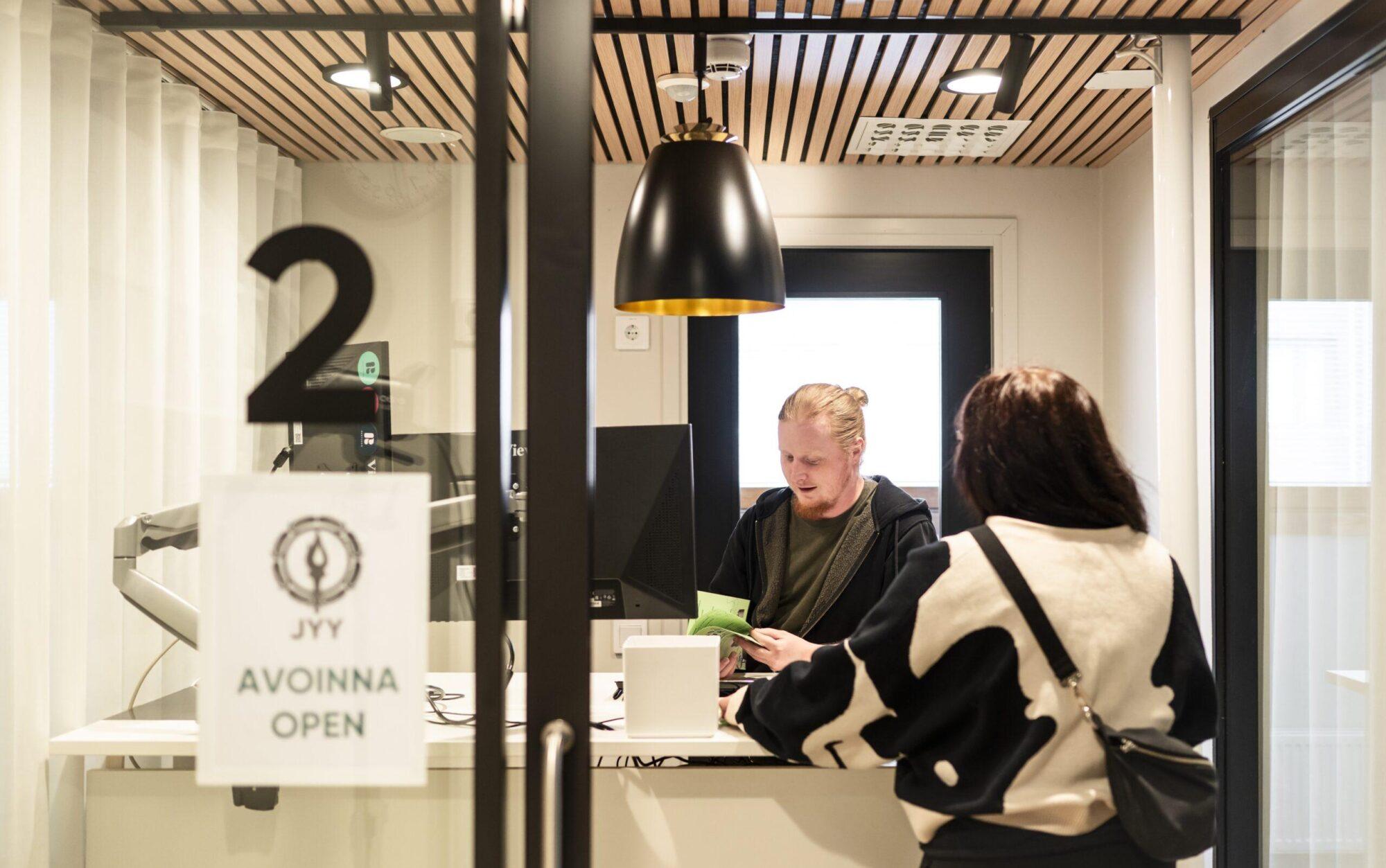 Asiakas JYYn palvelupisteellä