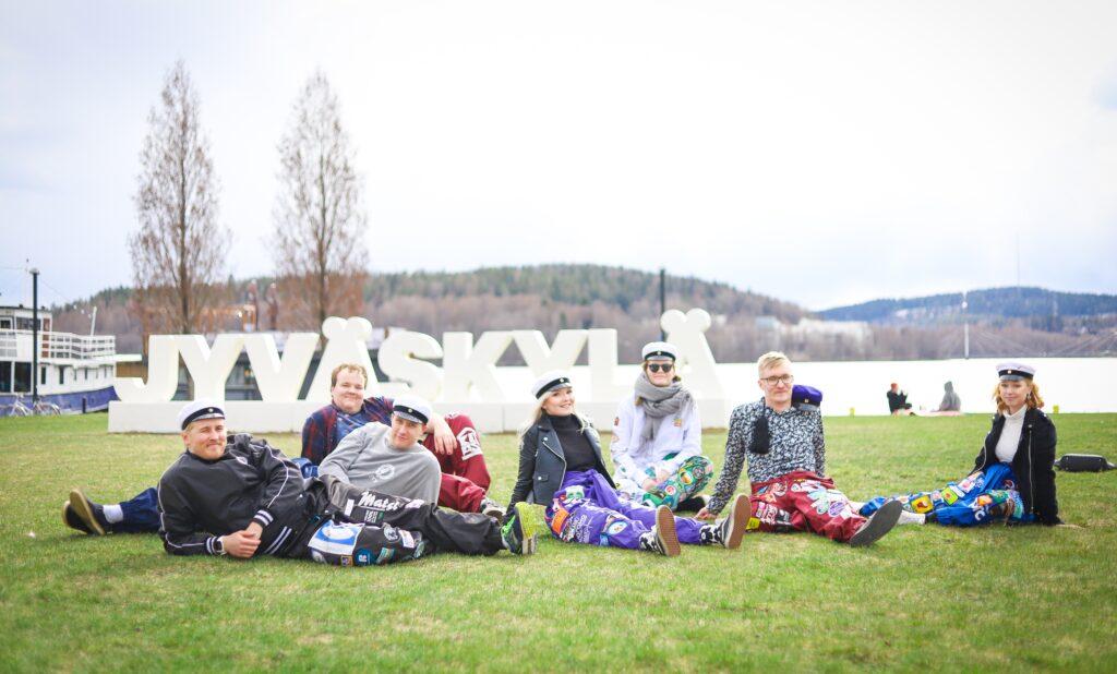 Opiskelijat istuvat Jyväskylän satamassa
